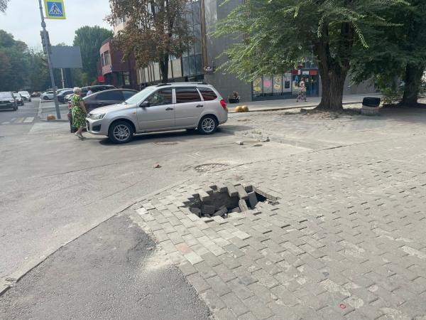 В Ростове на 1-й Конной Армии провалилась тротуарная плитка