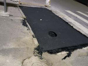 В центре Ростова на свежем асфальте образовалась яма