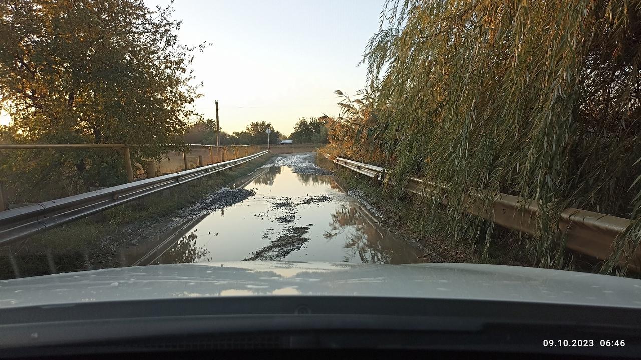 Дорога на дамбе в Семикаракорске ушла под воду » DonDay - новости Ростова -на-Дону. Происшествия, события, новости бизнеса, политики, культуры и  спорта.