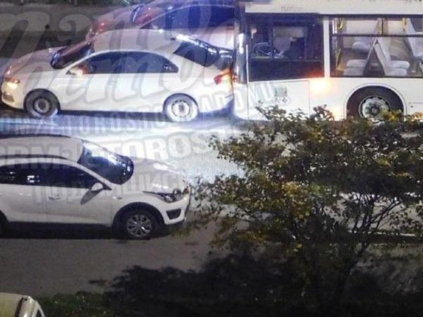 В Ростове на Западном водитель автобуса протаранил легковушку