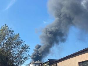 Видео с места пожара на складе в Ростове