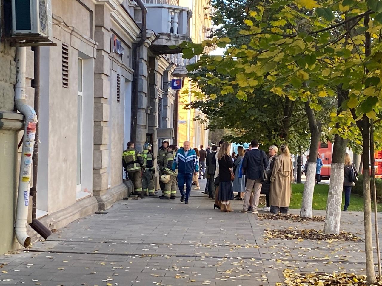 В Ростове на Большой Садовой из здания банка эвакуировали людей » DonDay -  новости Ростова-на-Дону. Происшествия, события, новости бизнеса, политики,  культуры и спорта.