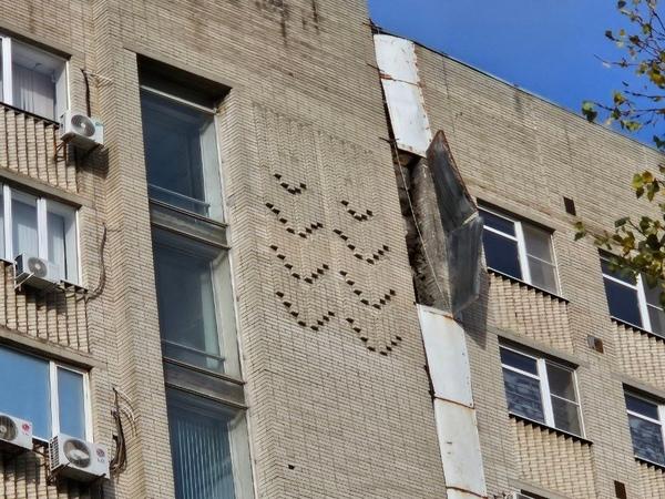В Ростове над головами пешеходов свисают огромные металлические листы