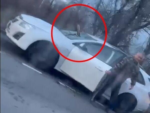 В Шахтах огромная ветка пробила лобовое стекло автомобиля: видео