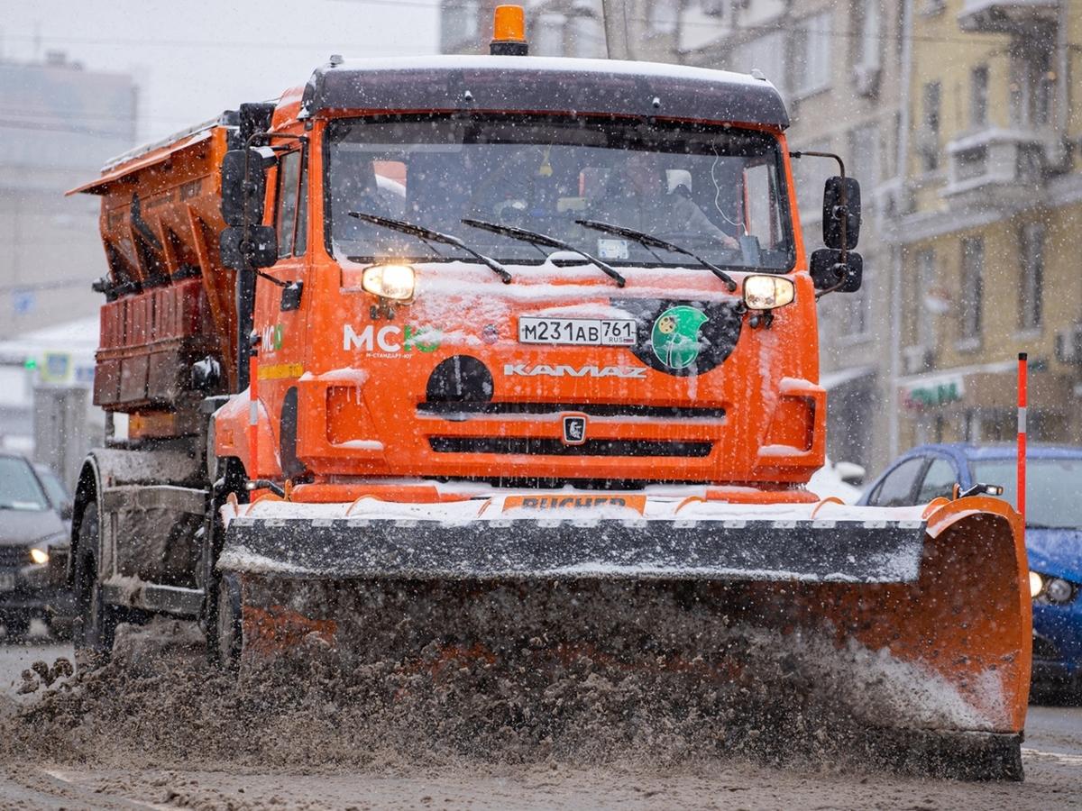 Из-за снегопада в Ростове задействовали более ста единиц спецтехники