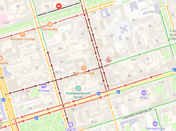В центре Ростова упавшее дерево перекрыло движение транспорта