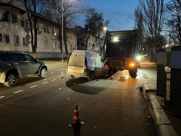 Водитель фургона, раздавивший грузчика мусора в Ростове, получил два года условно