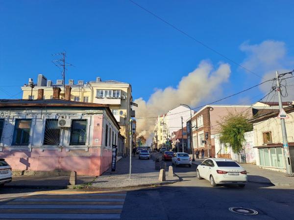 В центре Ростова бушует крупный пожар