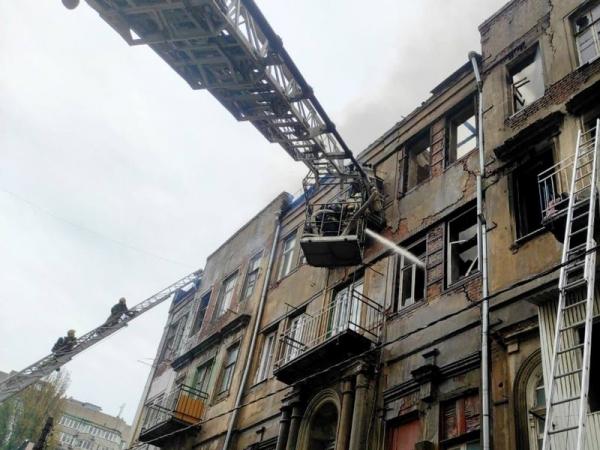 В Ростове на большой площади горит доходный дом Парамонова
