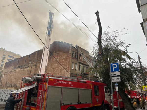 Кадры с места пожара в доходном доме Парамонова