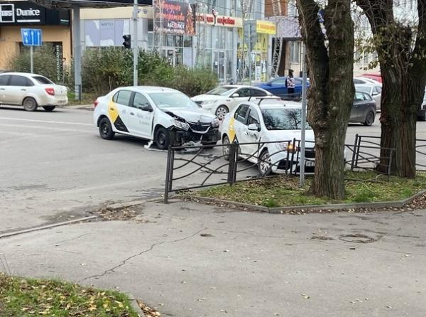 В центре Таганрога столкнулись две машины такси