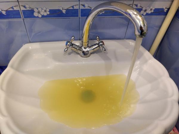 В Белой Калитве из кранов потекла желтая вода