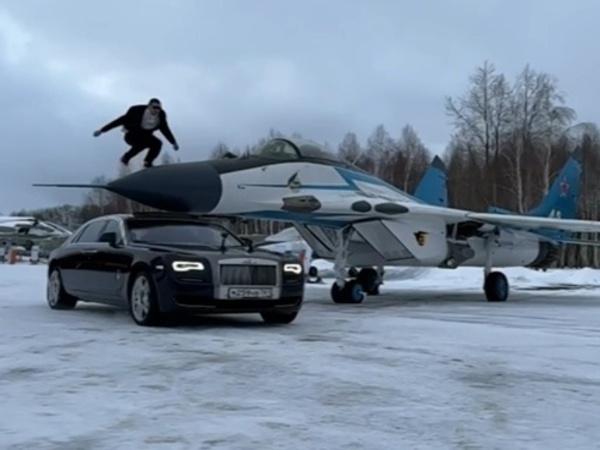 Ростовский каскадер получил травму во время прыжка над истребителем