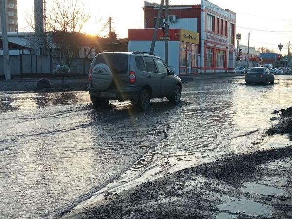 В Батайске улицу Авиационную затопило после дождей