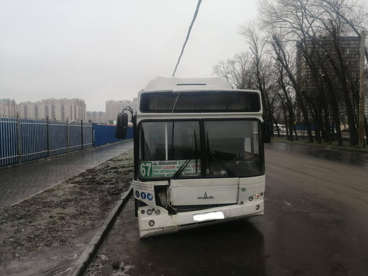 В Ростове водитель автобуса врезался в опору ЛЭП в Левенцовке » DonDay -  новости Ростова-на-Дону. Происшествия, события, новости бизнеса, политики,  культуры и спорта.