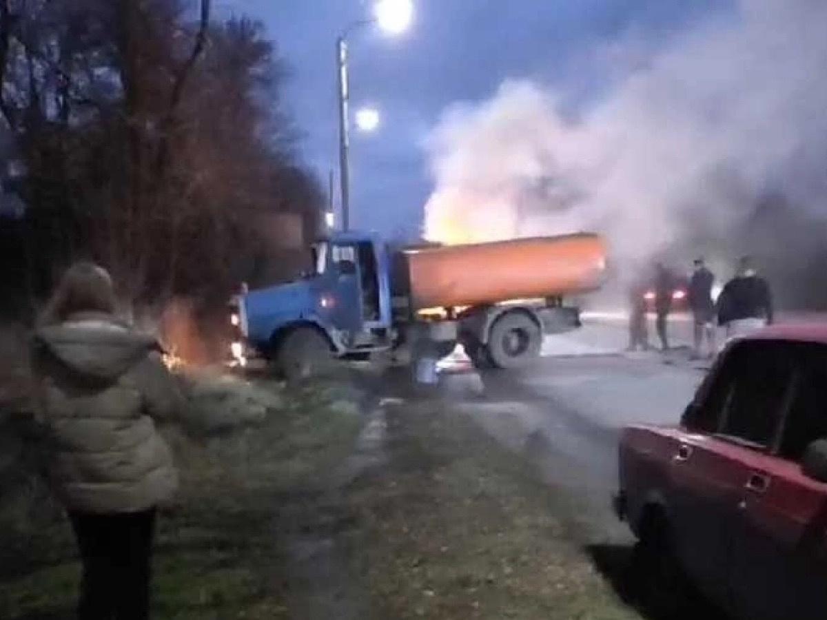 В Шахтах на ходу загорелся автомобиль, в котором был ребенок » DonDay -  новости Ростова-на-Дону. Происшествия, события, новости бизнеса, политики,  культуры и спорта.