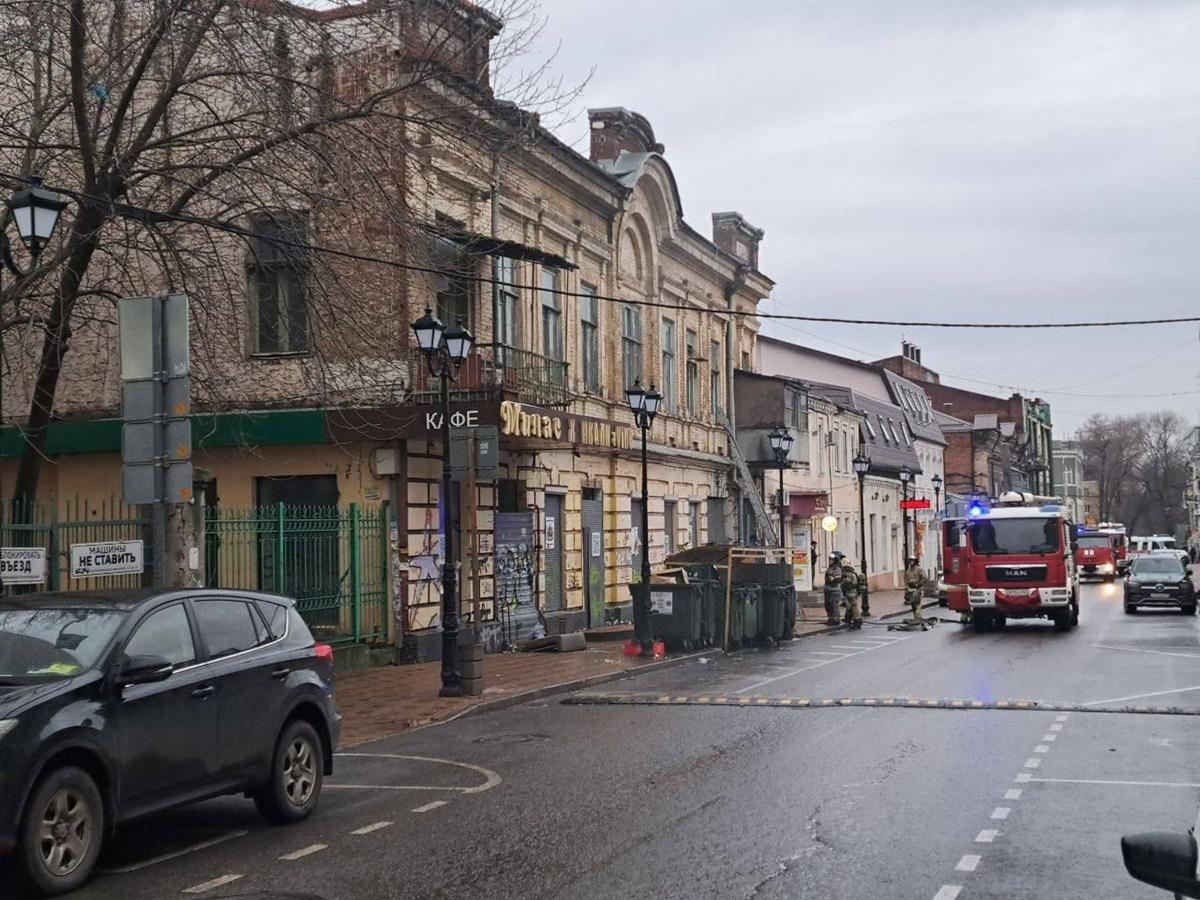 В Ростове на Серафимовича горит старинный особняк
