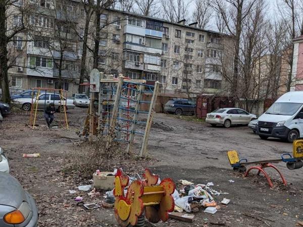 В Военведе неизвестные устроили свалку на детской площадке