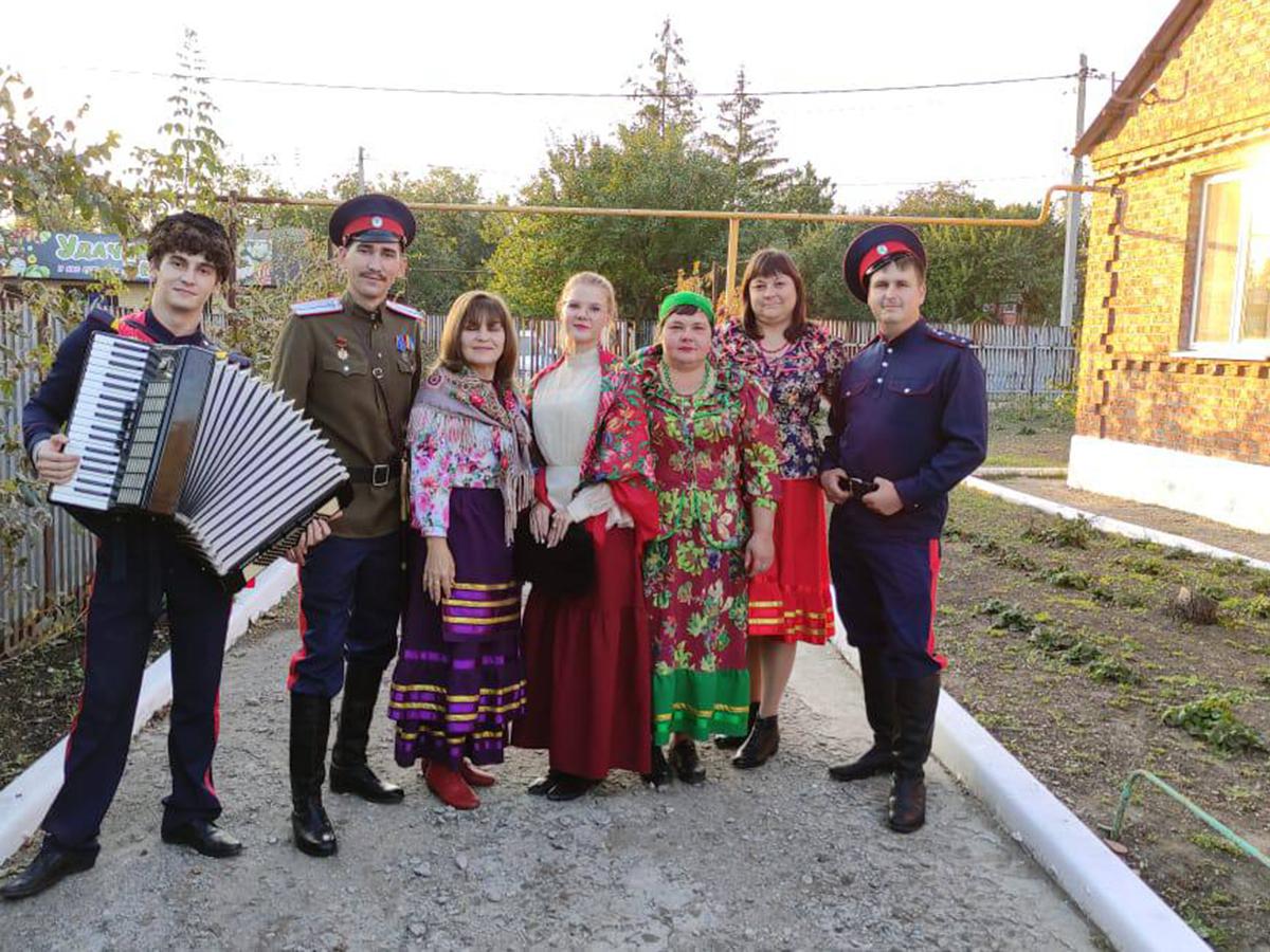 В Ростовской области возлюбленные сыграли казачью свадьбу
