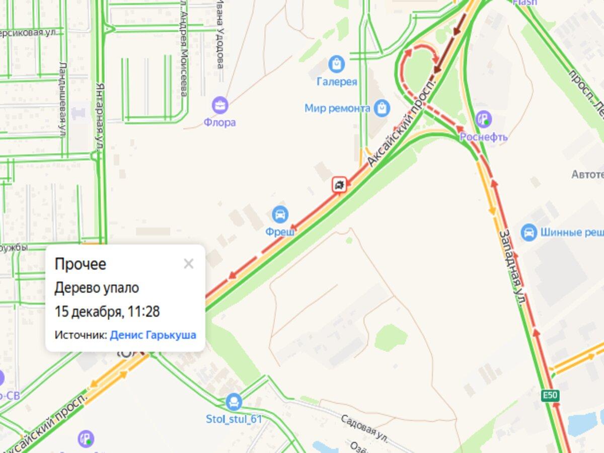 На въезде в Ростов из-за ДТП и упавшего дерева образовалась пробка