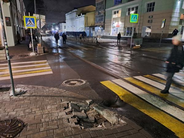 В Ростове провалилась тротуарная плитка в переулке Семашко