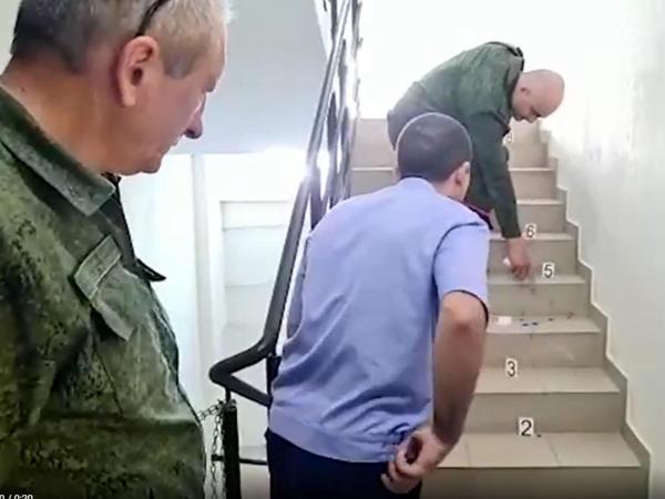 В Ростове судят начальника конвоя, которого ранил в шею заточкой Иван Костюков