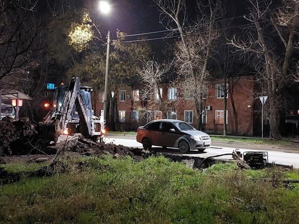 В Таганроге прорвало теплотрассу на улице Пальмиро Тольятти