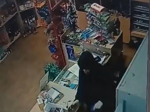 В Сальске мужчина ограбил продуктовый магазин