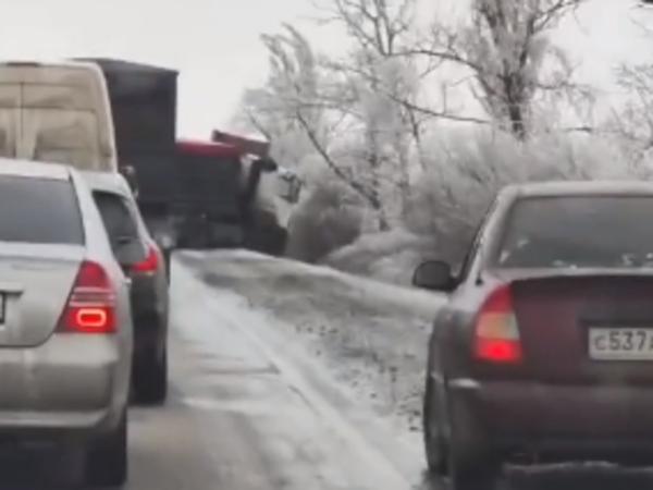 На трассе Новошахтинск - Гуково фура съехала в кювет