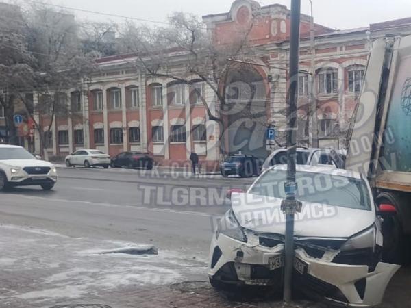 В центре Ростова мусоровоз столкнулся с такси