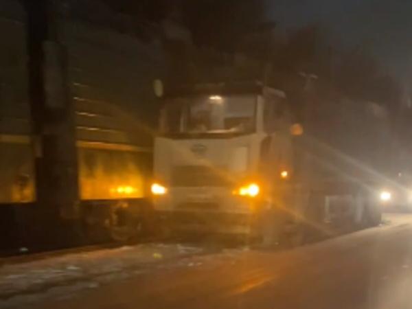 На въезде в Новочеркасск поезд врезался в грузовик