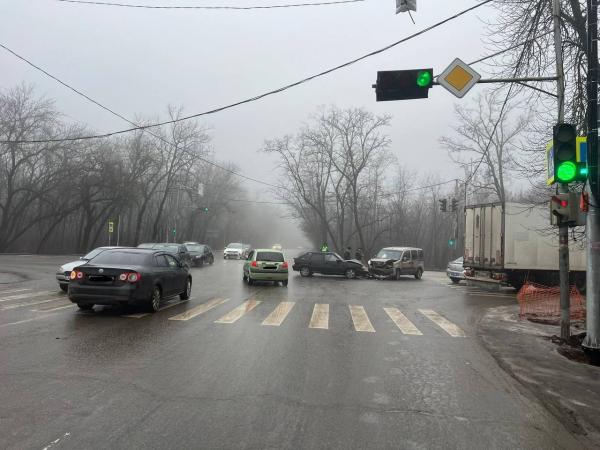В Ростове три пассажира ВАЗа пострадали в ДТП