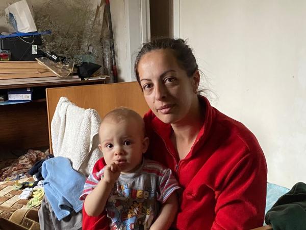 В одном из СНТ под Аксаем забытые всеми люди мерзнут без электричества