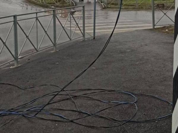 Оборванный провод повис возле школы в Батайске
