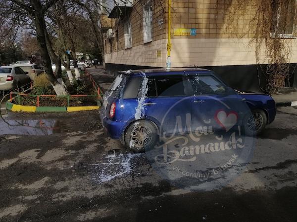 В Батайске машину автохама облили краской из-за неправильной парковки