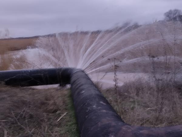 Жители Сальска остались без холодной воды из-за коммунальной аварии