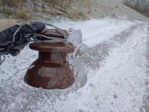 Энергетики показали, как борются с последствиями ледяного дождя в Ростовской области