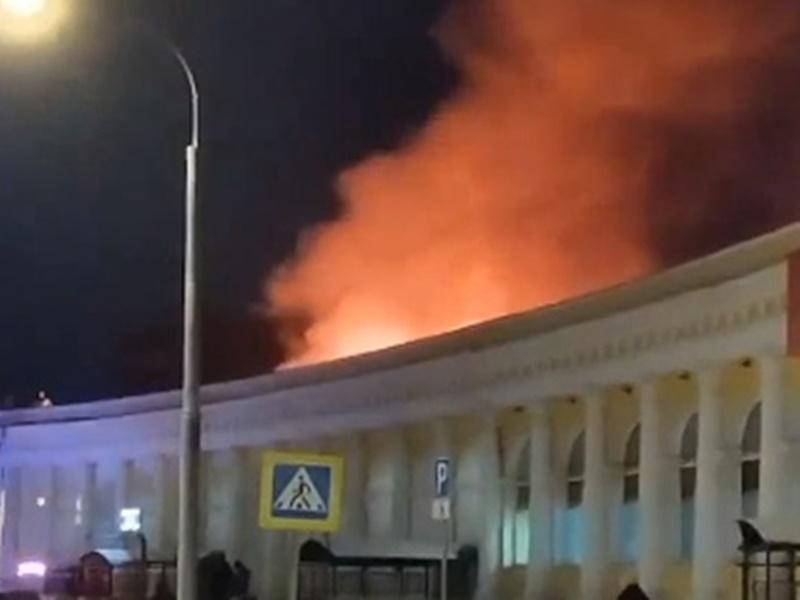 В центре Таганрога горят Александровские торговые ряды