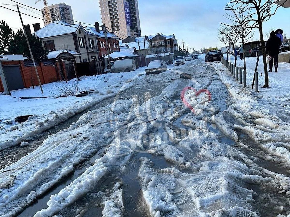 В Батайске улицу Половинко затопило нечистотами из-за коммунальной аварии