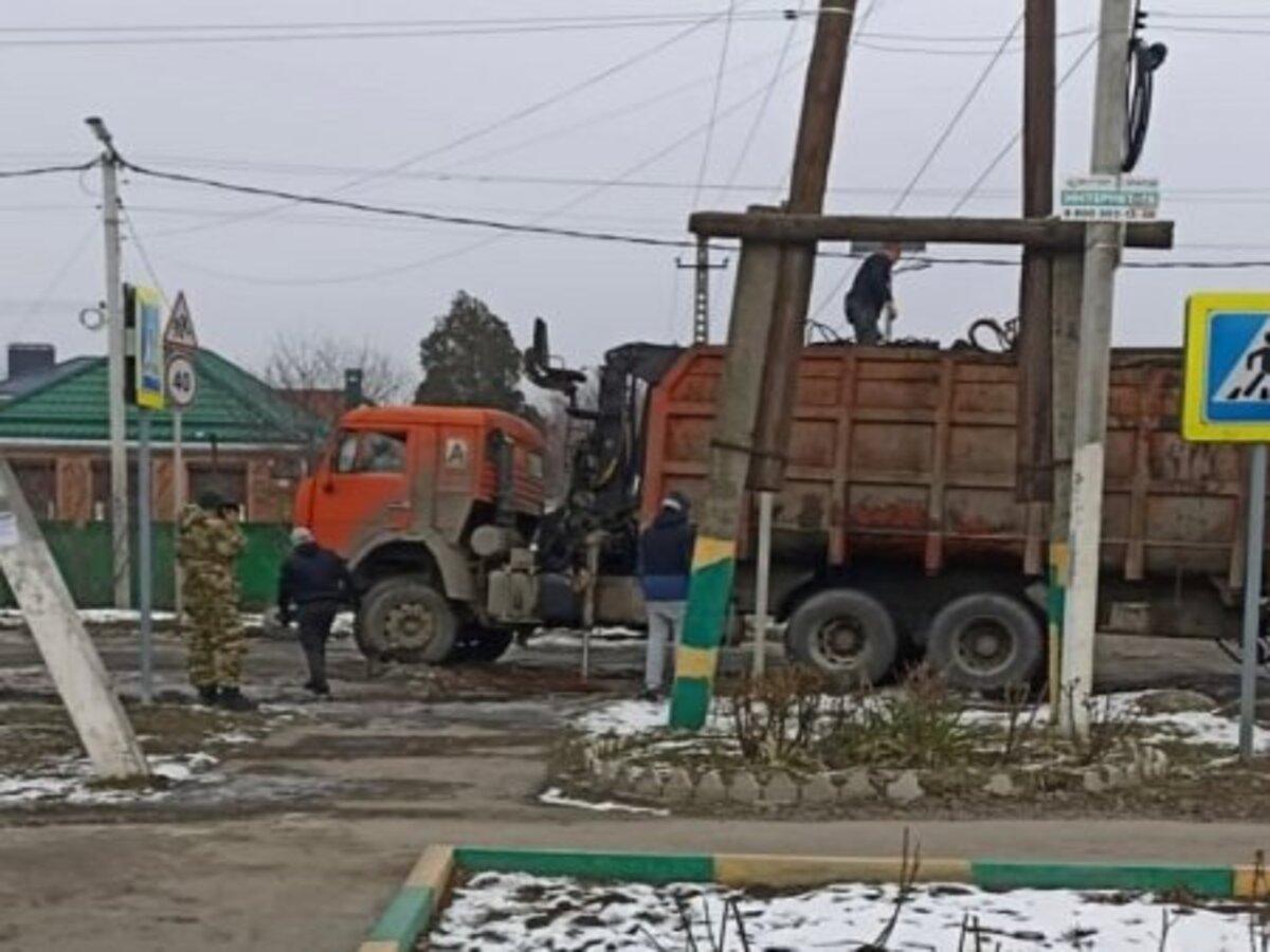 В Батайске грузовик застрял в большой яме