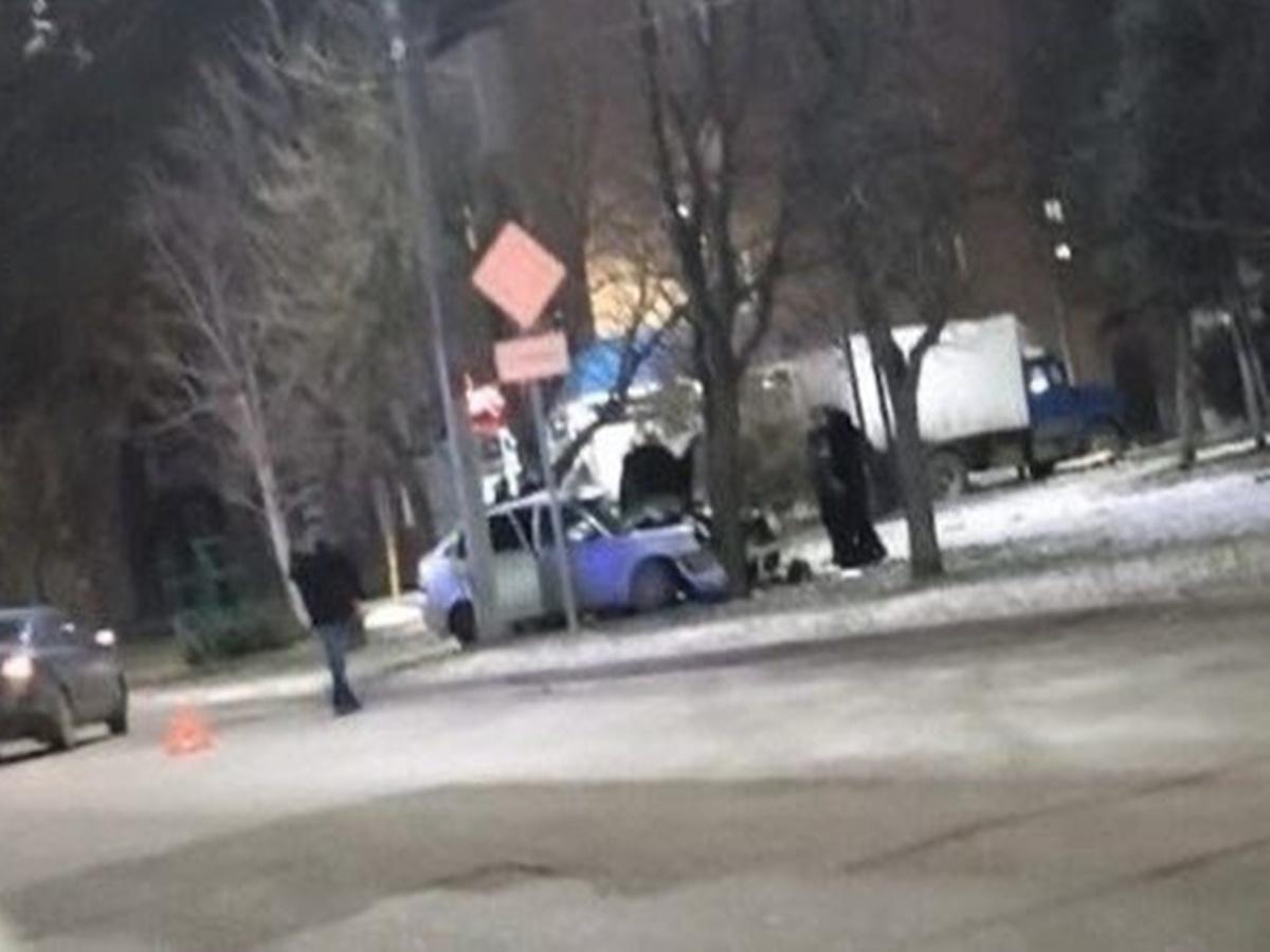 В Таганроге «Лада Приора» влетела в дерево
