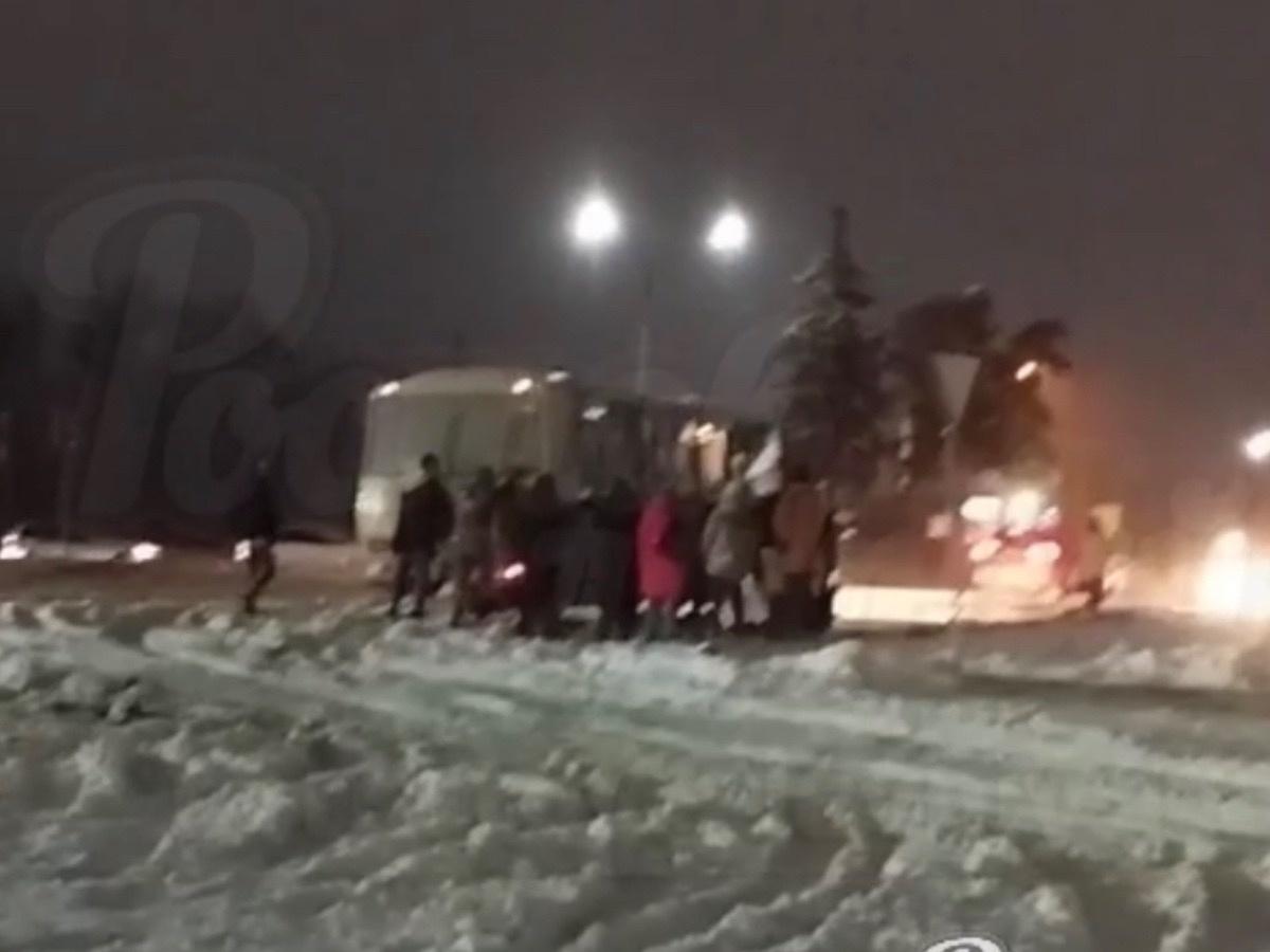 В Гуково пассажирам пришлось толкать застрявший в снегу автобус » DonDay -  новости Ростова-на-Дону. Происшествия, события, новости бизнеса, политики,  культуры и спорта.