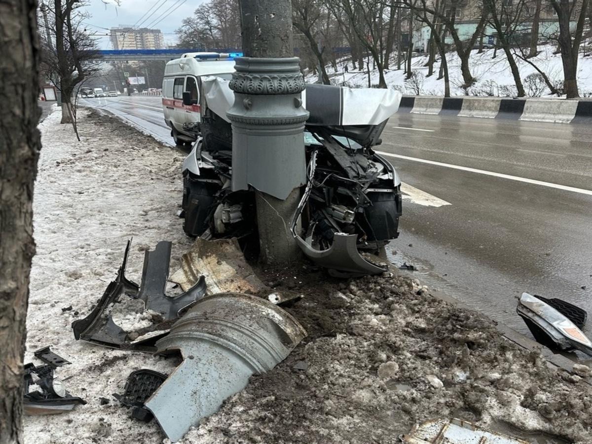 В Ростове водитель «Мустанга» врезалась в столб » DonDay - новости  Ростова-на-Дону. Происшествия, события, новости бизнеса, политики, культуры  и спорта.