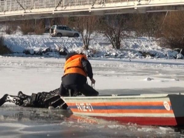 В Ростовской области двое детей провалились под лед, один ребенок погиб