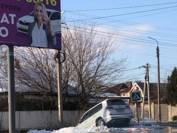 В Батайске «Ленд Крузер» вылетел в кювет на заснеженной дороге