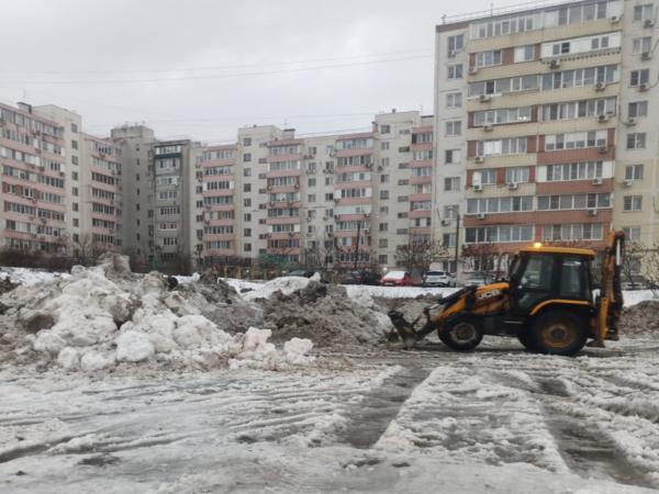 Коммунальщики убрали горы снега возле остановки в Александровке