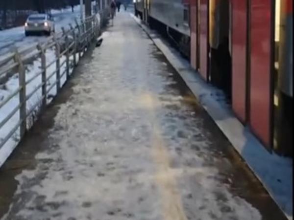 Ростовчане пожаловались на обледеневшие перроны на ж/д станциях