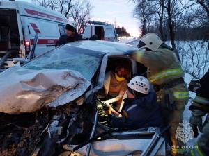 В Азове в результате аварии легковушки и автобуса пострадали два человека