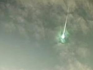 Видео: огромный огненный шар в небе над Ирландией