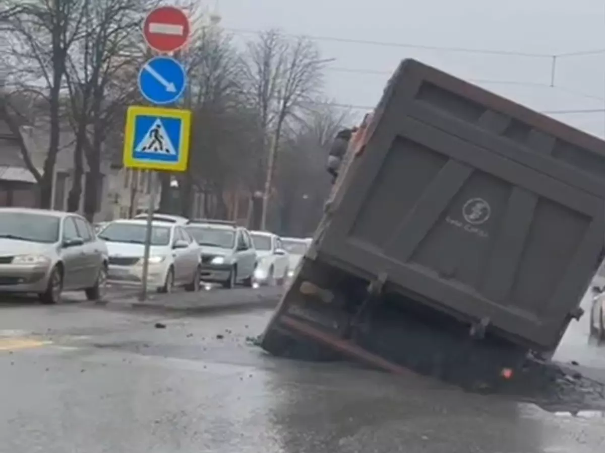 В Шахтах самосвал провалился под землю на улице Советской